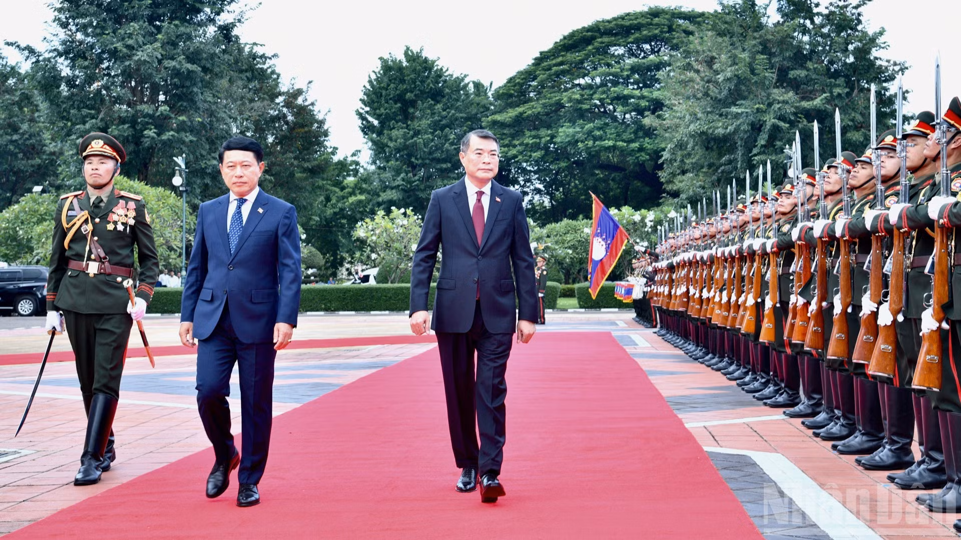 Thủ tướng Chính phủ Lê Minh Hưng và Thủ tướng Lào Saleumxay Kommasith duyệt Đội danh dự Quân đội nhân dân Lào. (Ảnh: THANH GIANG)