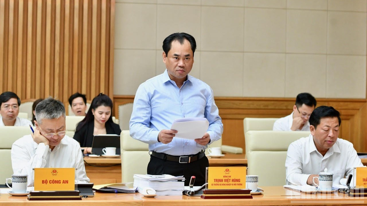 Bộ trưởng N&ocirc;ng nghiệp v&agrave; M&ocirc;i trường Trịnh Việt H&ugrave;ng b&aacute;o c&aacute;o tại cuộc họp. (Ảnh: THANH GIANG)