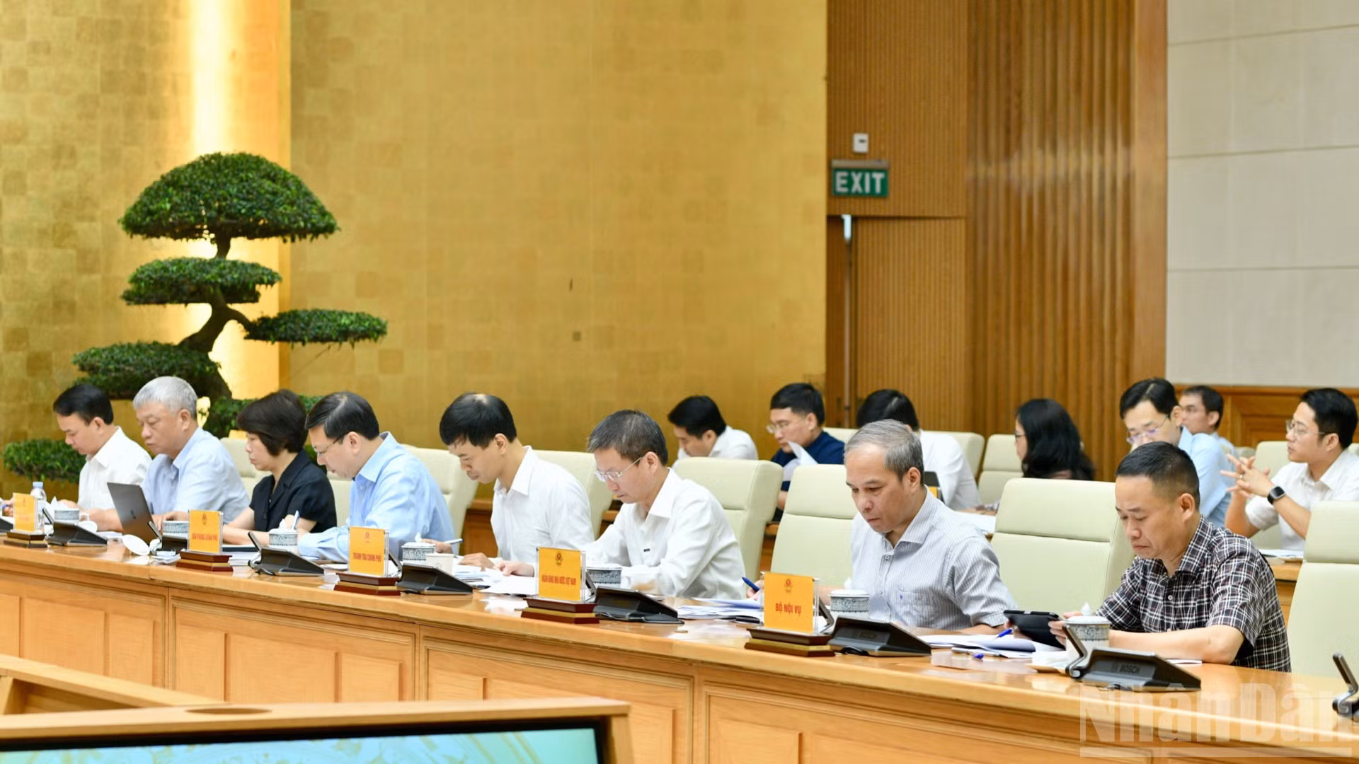 Lãnh đạo các bộ, ngành, cơ quan Trung ương tham dự cuộc họp. (Ảnh: THANH GIANG)