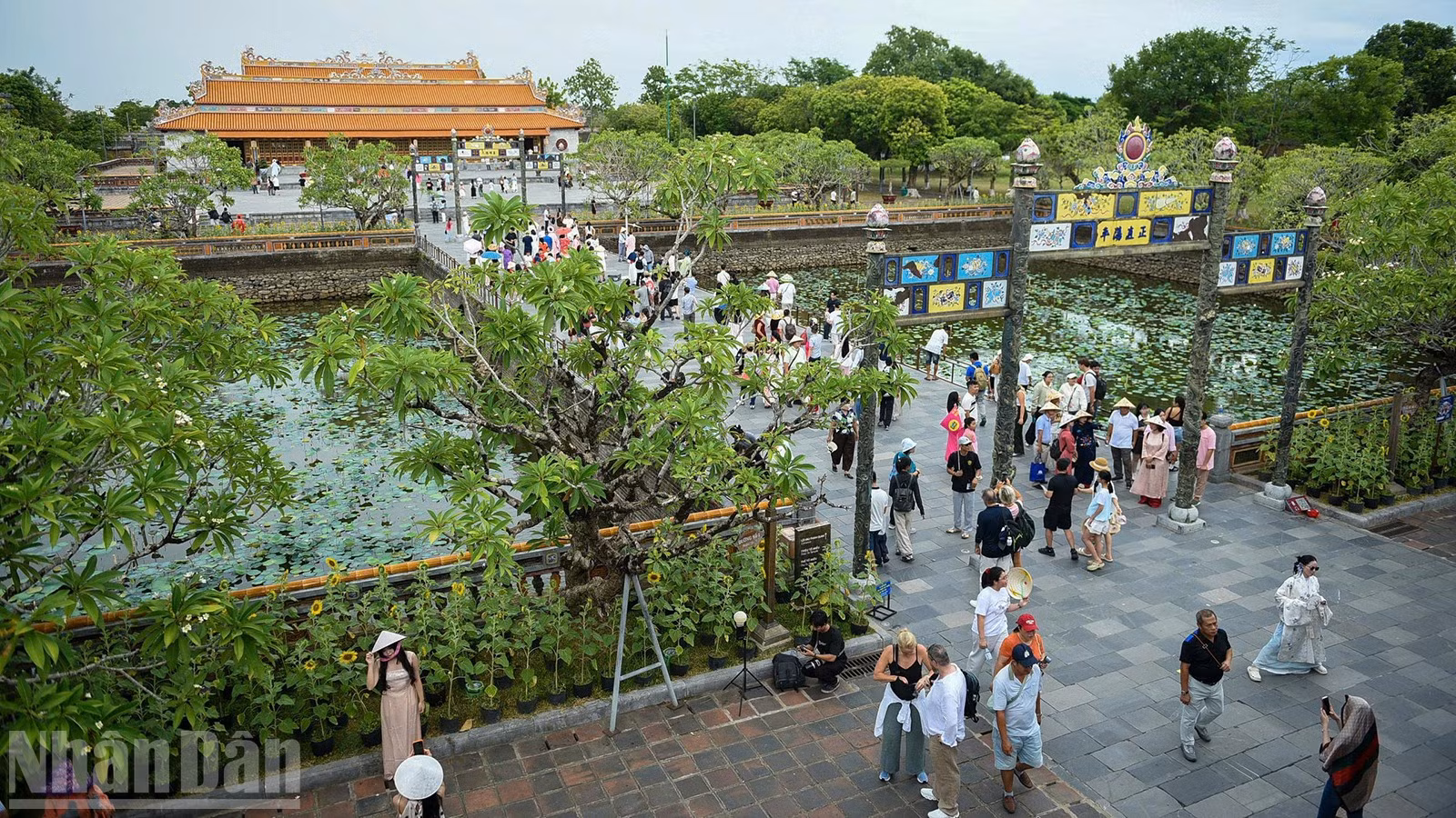 Người dân và du khách vào tham quan bên trong Đại Nội. (Ảnh: THANH TÂM)