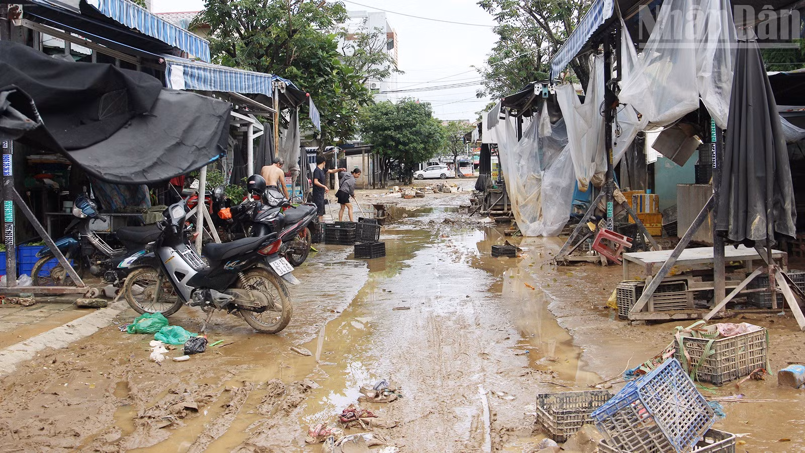 Chợ Ngã tư Ái Nghĩa (xã Đại Lộc) còn bùn đất.