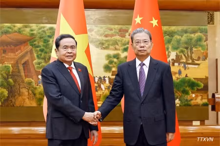 Chủ tịch Quốc hội Trần Thanh Mẫn và Ủy viên trưởng Ủy ban thường vụ Đại hội Đại biểu Nhân dân toàn quốc Trung Quốc Triệu Lạc Tế chụp ảnh chung. (Ảnh: TTXVN)