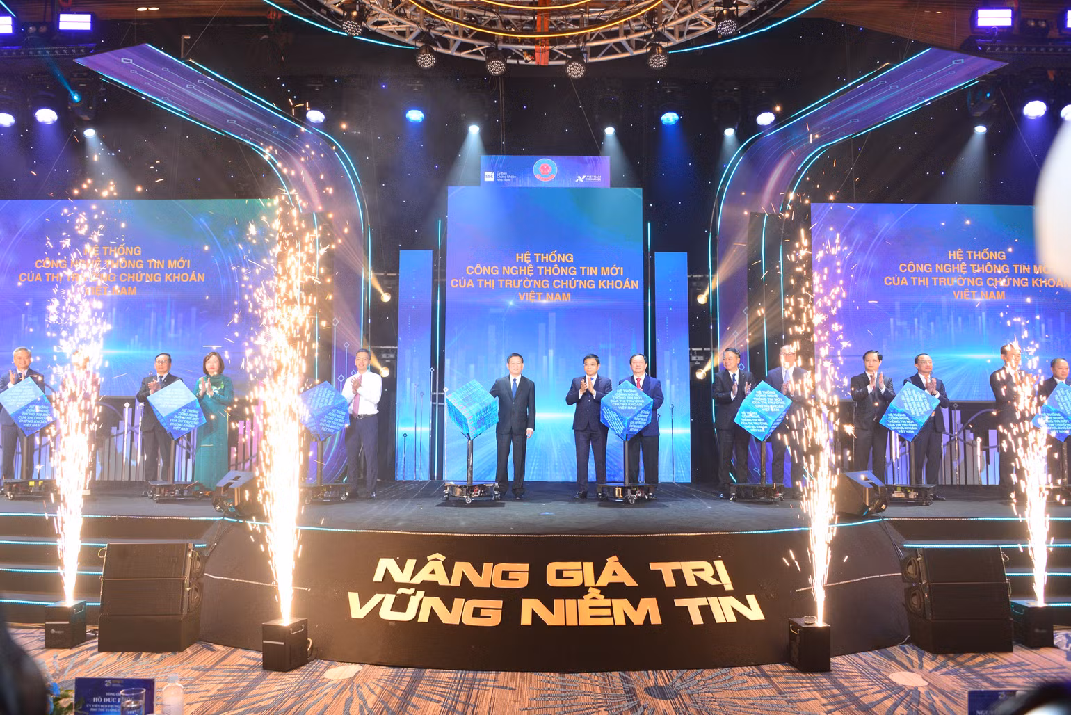 Phó Thủ tướng Hồ Đức Phớc, Bộ trưởng Bộ Tài chính Nguyễn Văn Thắng, cùng các đại biểu thực hiện nghi thức ra mắt Hệ thống công nghệ thông tin mới.