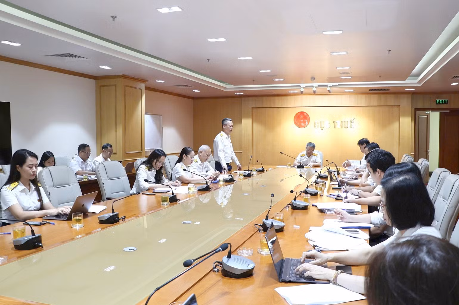 Phó Cục trưởng Cục Thuế kiêm Trưởng Thuế TP Hà Nội Vũ Mạnh Cường báo cáo về kết quả phối hợp giữa Thuế TP Hà Nội và Cơ quan Công an