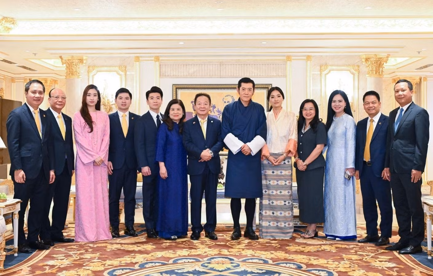 Quốc vương Bhutan Jigme Khesar Namgyel Wangchuck cùng Hoàng hậu trong chuyến thăm, làm việc tại Tập đoàn T&amp;T Group tháng 8/2025.