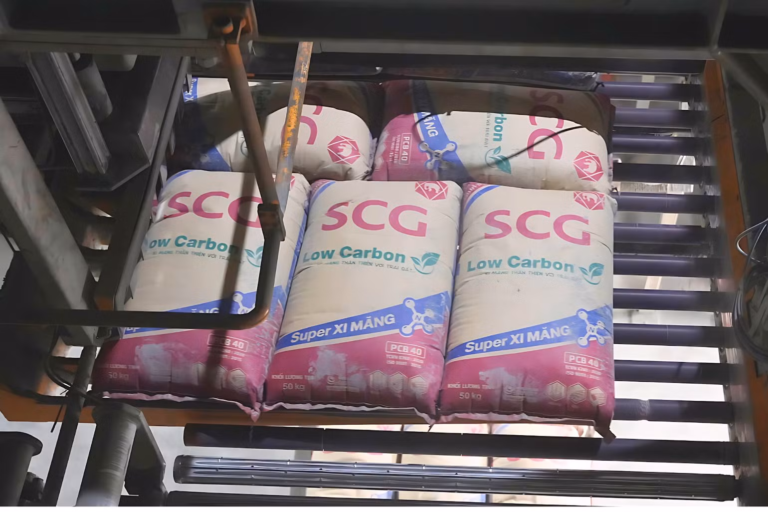 Hướng đến mục tiêu Net Zero của Việt Nam, Tập đoàn đã giới thiệu dòng xi măng Low Carbon – vật liệu xây dựng tiên tiến giúp giảm đến 20% lượng phát thải CO₂ so với sản phẩm thông thường.