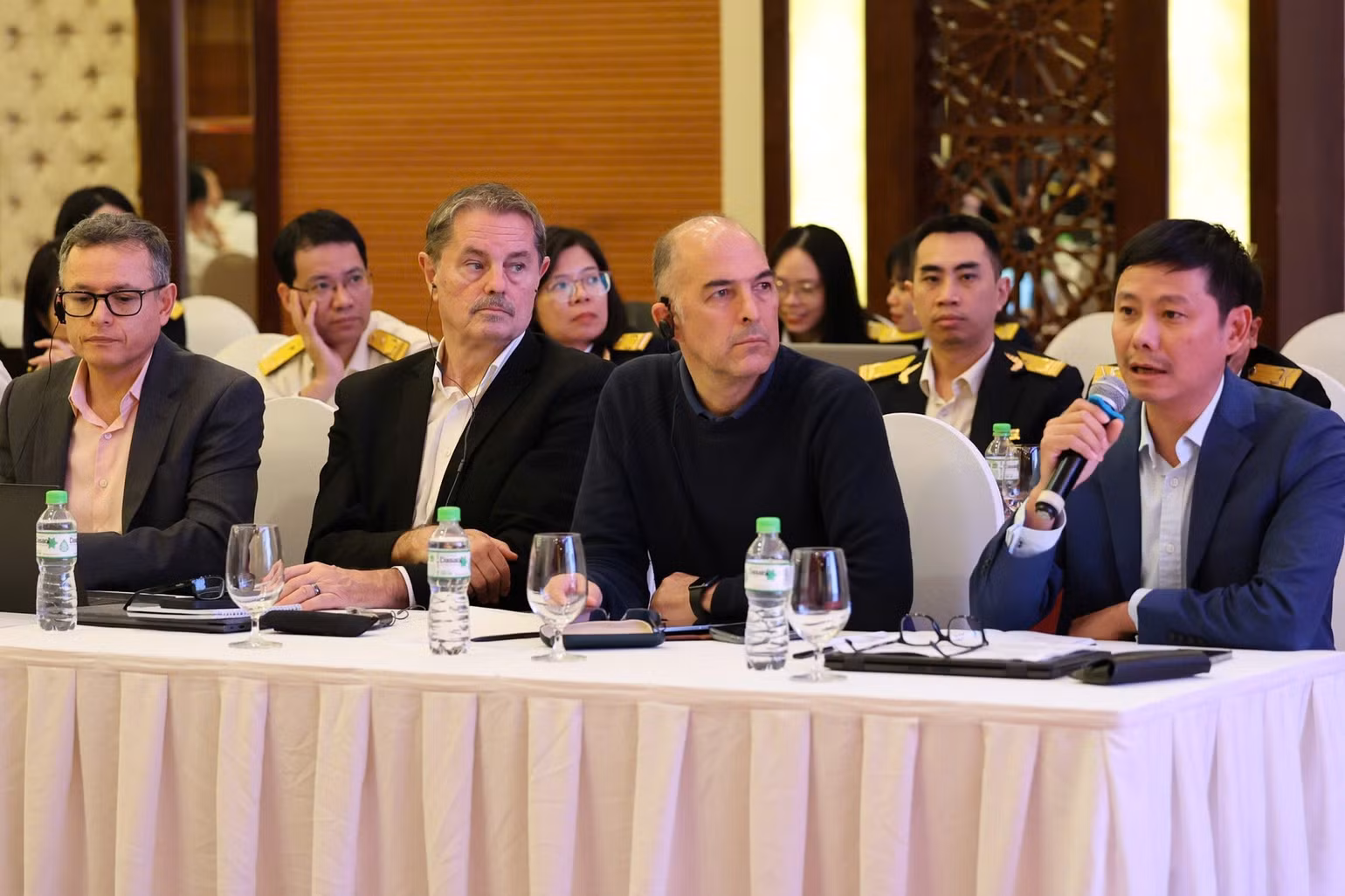 Ông Nguyễn Việt Anh - Chuyên gia cao cấp Khu vực công WB và các chuyên gia cao cấp của WB