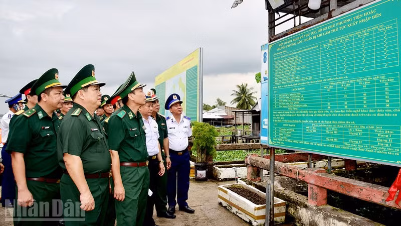 Đoàn công tác Bộ Quốc phòng kiểm tra thực tế tại Trạm Kiểm soát Biên phòng Kênh Dài.