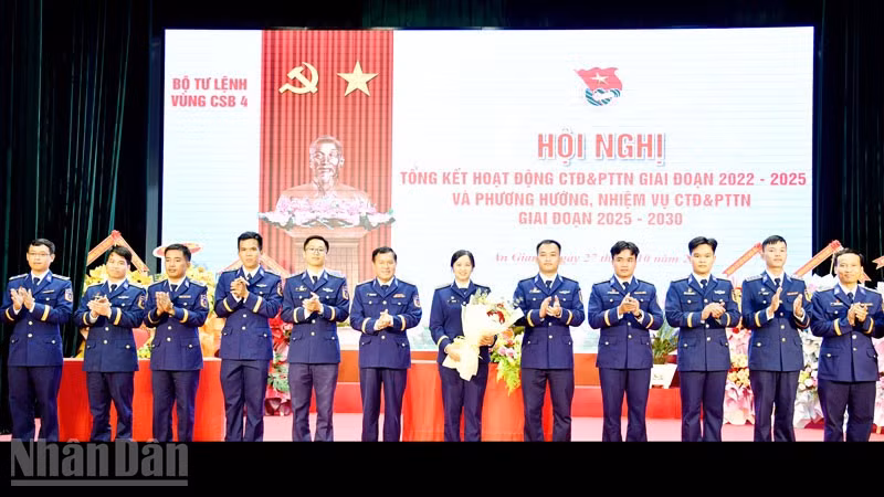 Đoàn đại biểu dự Hội nghị công tác Đoàn và phong trào thanh niên Cảnh sát biển Việt Nam ra mắt hội nghị.