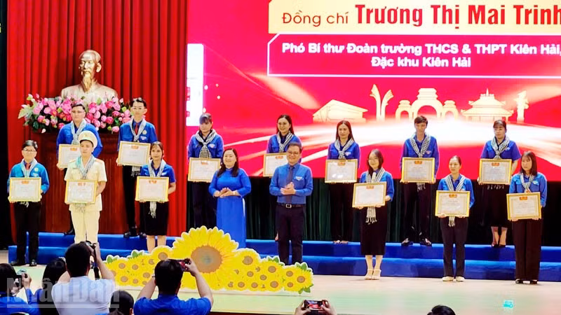 Lãnh đạo Tỉnh đoàn An Giang tuyên dương đảng viên trẻ tiêu biểu năm 2026. 