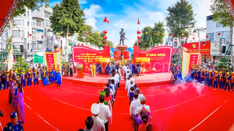 Lần lượt người dân dâng hương tưởng niệm 158 năm Anh hùng dân tộc Nguyễn Trung Trực hy sinh. (Ảnh: PHƯƠNG VŨ)