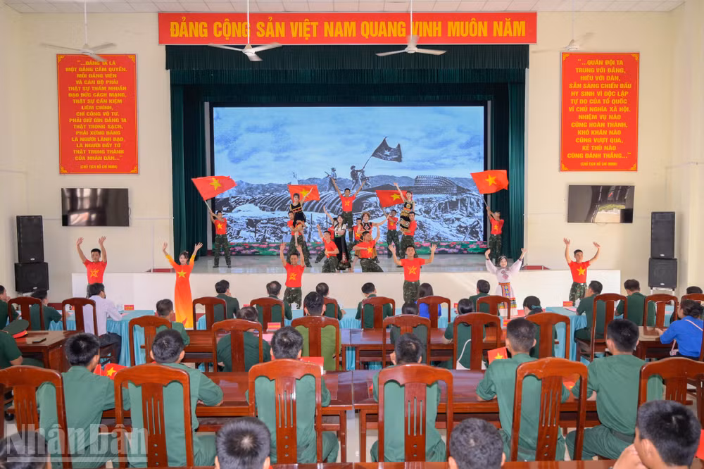 Đoàn viên thanh niên biểu diễn các tiết mục văn nghệ tại lễ phát động Chiến dịch thanh niên tình nguyện hè năm 2026. (Ảnh: PHƯƠNG VŨ)