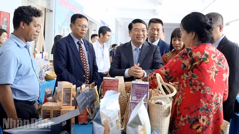 Lãnh đạo tỉnh An Giang tham dự Hội chợ Thương mại Quốc tế Tịnh Biên-An Giang 2026. (Ảnh: QUỐC TRINH)