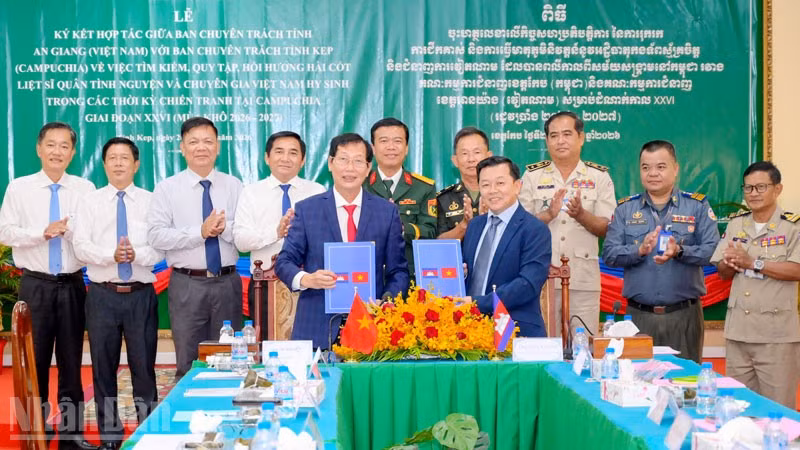 Đại diện Ban Chuyên trách tỉnh An Giang và tỉnh Kép ký kết biên bản hợp tác giai đoạn XXVI (mùa khô 2026-2027). (Ảnh: PHƯƠNG VŨ)