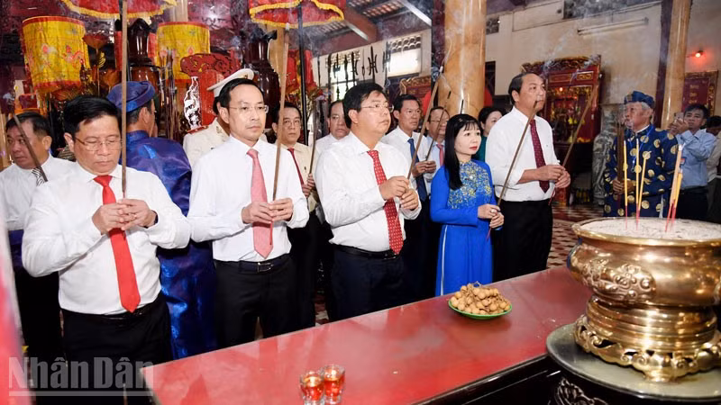 Lãnh đạo tỉnh An Giang dâng hương Anh hùng dân tộc Nguyễn Trung Trực trước khi bước vào phiên trù bị Đại hội đại biểu Đảng bộ tỉnh lần thứ I, nhiệm kỳ 2025-2030. (Ảnh: PHƯƠNG VŨ)