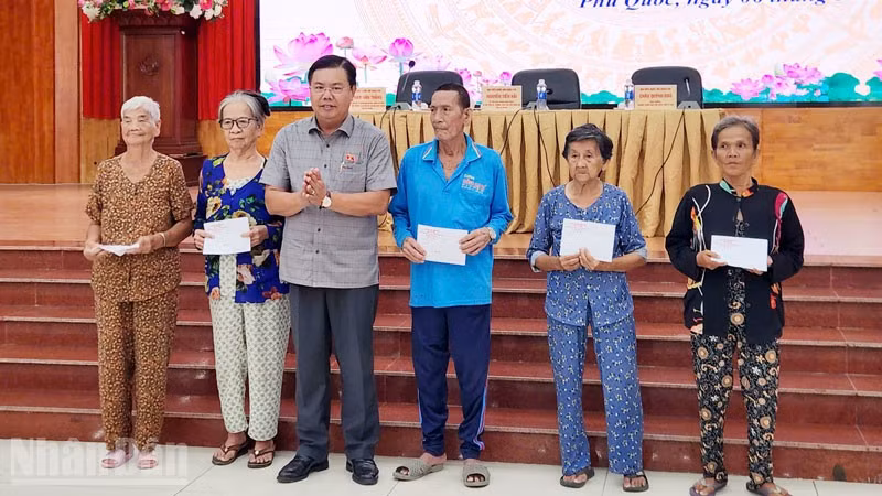 Bí thư Tỉnh ủy An Giang Nguyễn Tiến Hải Đoàn tặng quà cho gia đình chính sách tại buổi tiếp xúc cử tri đặc khu Phú Quốc, chiều 6/5.