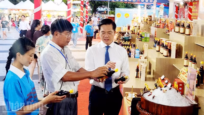 Đại biểu tham quan các khu trưng bày sản phẩm nước mắm Phú Quốc tại Festival. 