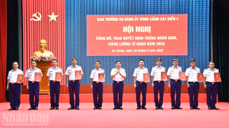 Thiếu tướng Đào Bá Việt, Đảng ủy viên Đảng ủy Cảnh sát biển Việt Nam, Tư lệnh Vùng Cảnh sát biển 4 trao quyết định thăng quân hàm, nâng lương sĩ quan năm 2026.