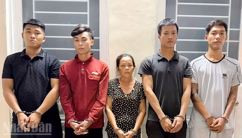 Các bị can: Trần Trọng Nghĩa, Trần Thành Đồng, Nguyễn Thị Sương, Phạm Ngọc Hoài, Nguyễn Văn Mạnh (từ trái qua). (Ảnh: Công an An Giang)