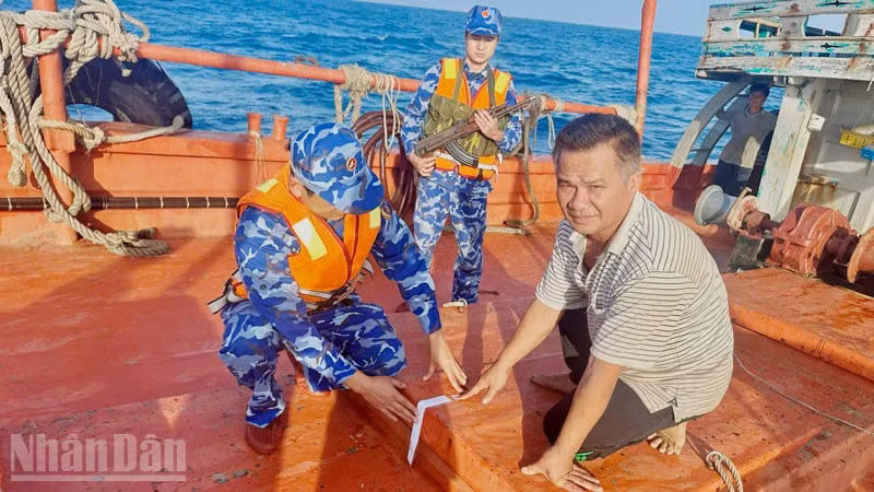 Lực lượng Cảnh sát biển niêm phong hàng hóa vi phạm trên tàu BV 98768 TS.