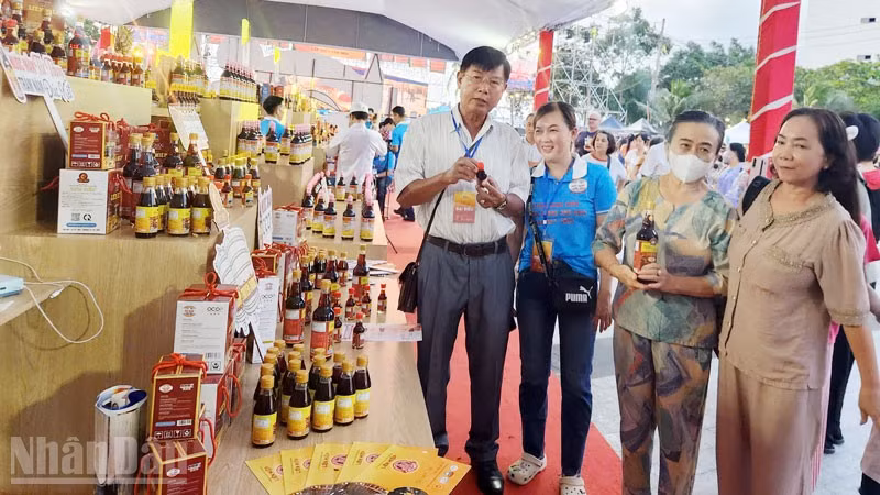 Đại biểu tham quan gian trưng bày sản phẩm nước mắm Phú Quốc tại Festival nước mắm Phú Quốc năm 2025.