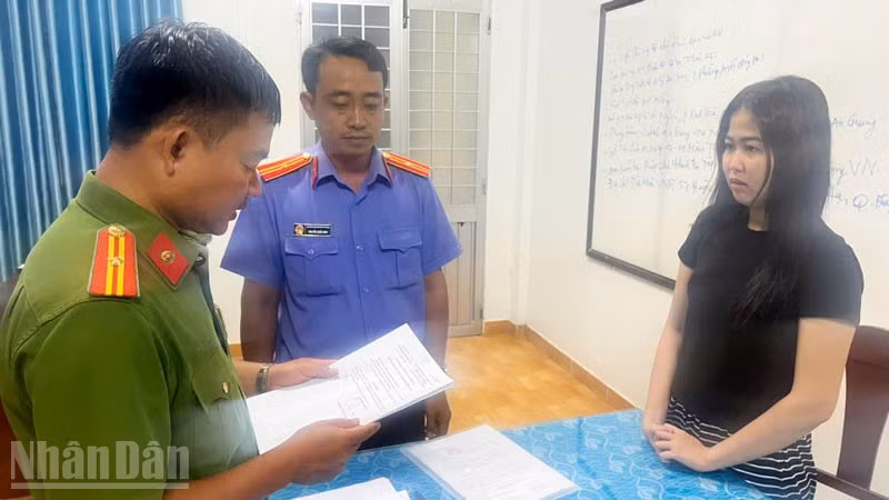 Bị can Trần Thị Thanh Nguyên (áo đen).