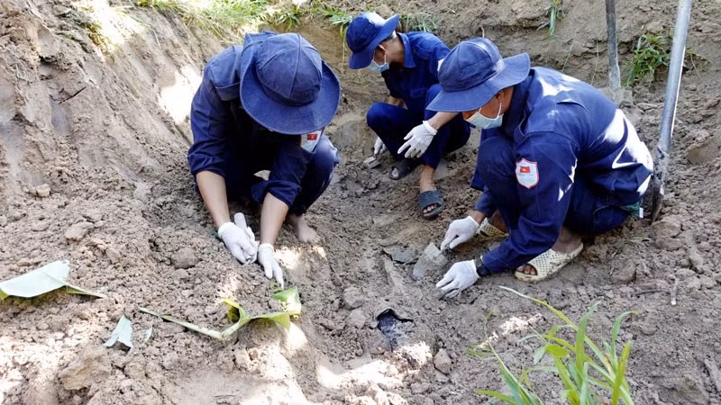 Đội K92 cẩn trọng đào bới tìm kiếm hài cốt liệt sĩ tại ấp Rẫy Mới, xã Kiên Lương. (Ảnh: PHƯƠNG VŨ)