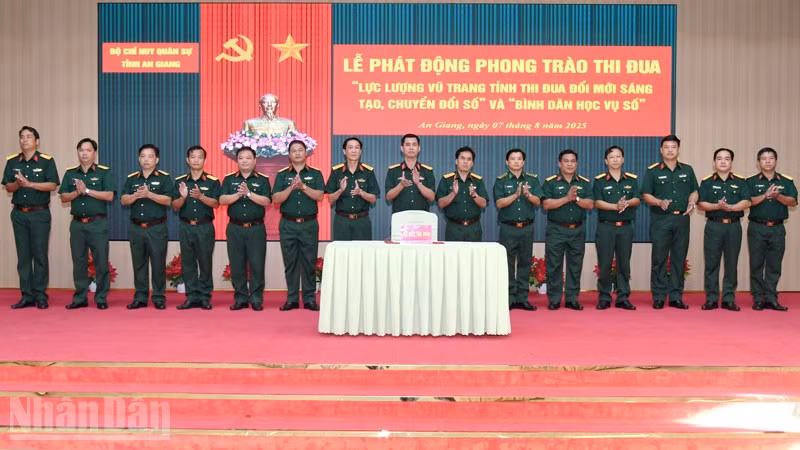 Các cơ quan, đơn vị lực lượng vũ trang tỉnh An Giang ký kết giao ước thi đua. (Ảnh: PHƯƠNG VŨ)