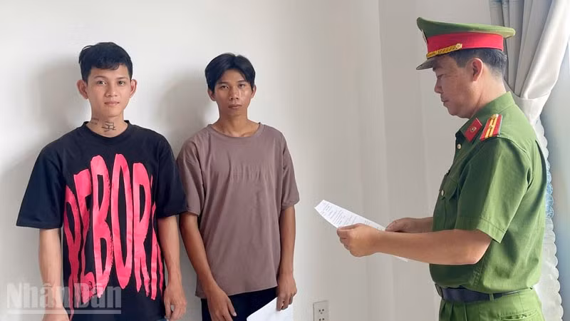 Bị can Nguyễn Trọng Hiếu, Lê Văn Toàn (từ trái qua).