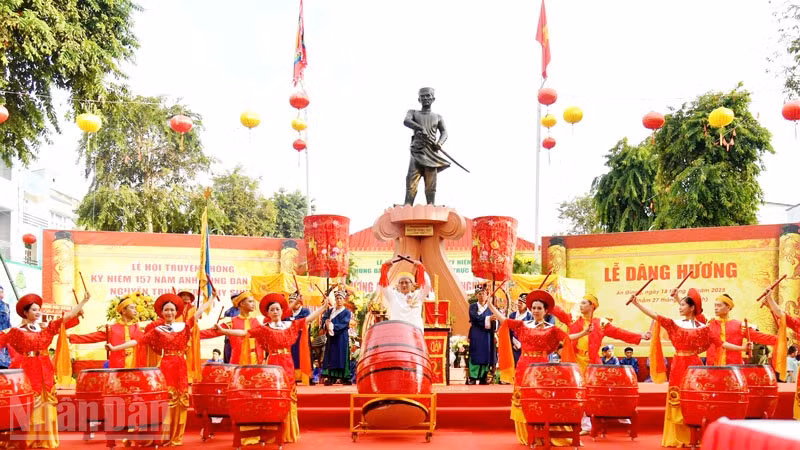 Quang cảnh Lễ dâng hương tưởng niệm 157 năm Anh hùng dân tộc Nguyễn Trung Trực hy sinh (1868-2025). (Ảnh: PHƯƠNG VŨ)