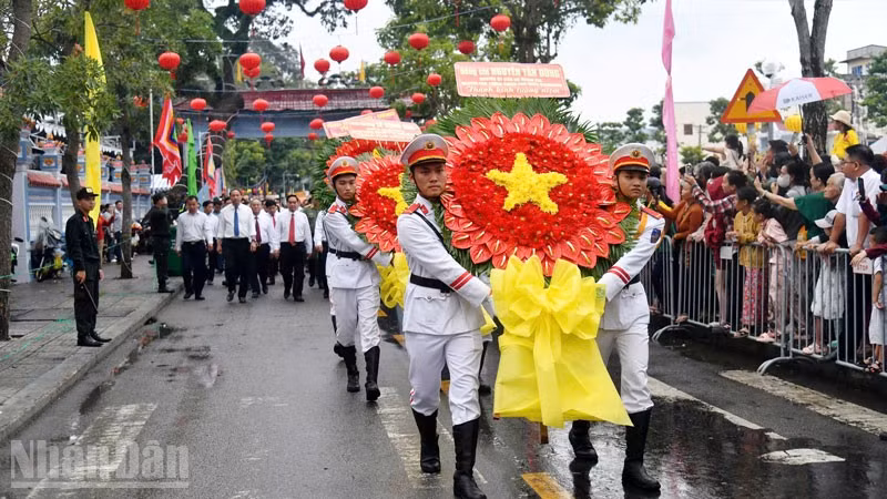 Đoàn cán bộ nguyên lãnh đạo Trung ương, Đảng bộ tỉnh An Giang đến viếng, thắp hương tại Di tích lịch sử văn hóa mộ và đình Nguyễn Trung Trực.