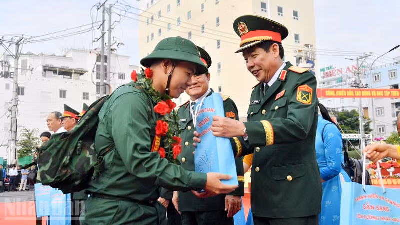 Thượng tướng Nguyễn Văn Gấu, Ủy viên Trung ương Đảng, Ủy viên Quân ủy Trung ương, Thứ trưởng Bộ Quốc phòng chúc mừng thanh niên lên đường nhập ngũ. (Ảnh: PHƯƠNG VŨ)