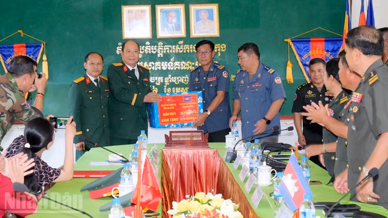 Đoàn cán bộ thăm, chúc Tết và trao tặng quà Tiểu khu Quân sự tỉnh Koh Kong (Vương quốc Campuchia).