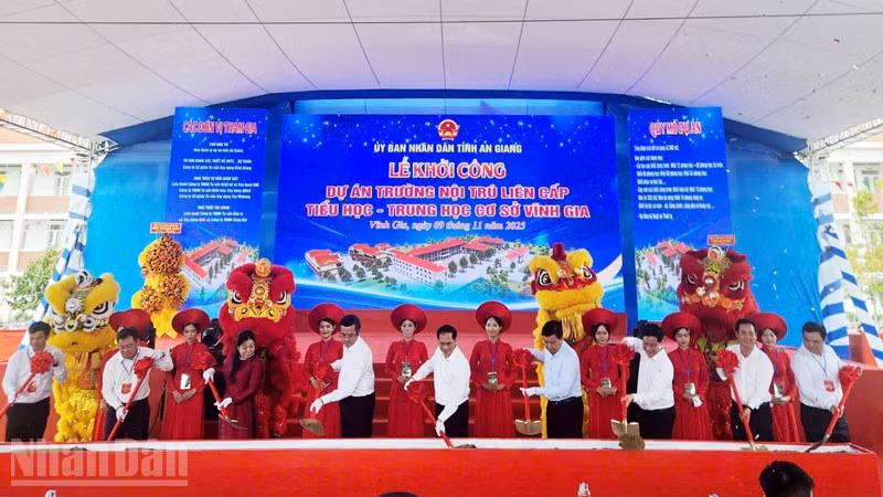 Phó Thủ tướng Bùi Thanh Sơn và các đồng chí lãnh đạo Bộ Giáo dục và Đào tạo, tỉnh An Giang thực hiện nghi thức khởi công công trình Trường nội trú liên cấp tiểu học-trung học cơ sở Vĩnh Gia. 