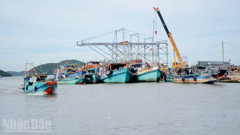 Phương tiện đánh bắt thủy sản trên vùng biển Kiên Lương, tỉnh An Giang.
