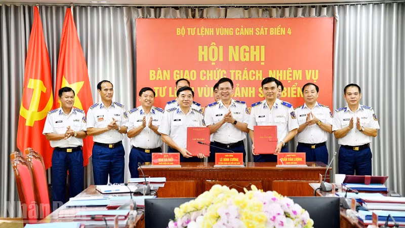 Thiếu tướng Trần Văn Lượng và Đại tá Đào Bá Việt trao nhận biên bản bàn giao.