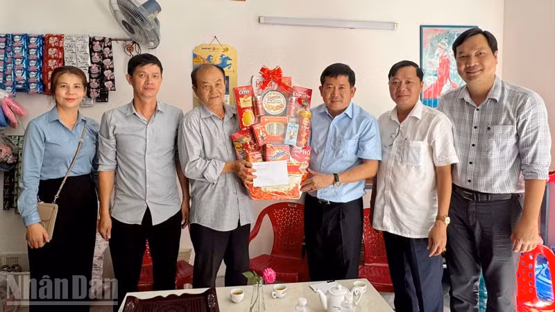 Phó Bí thư Tỉnh ủy An Giang, kiêm Bí thư Đảng ủy đặc khu Phú Quốc Đinh Văn Nơi (thứ ba, từ phải qua) thăm, tặng quà gia đình chính sách trên địa bàn đặc khu Phú Quốc. 