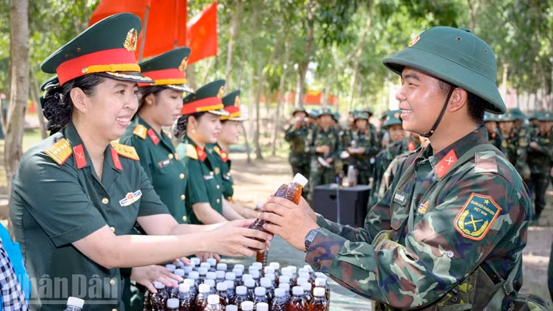 Cán bộ, hội viên phụ nữ lực lượng vũ trang tỉnh An Giang cùng đoàn viên thanh niên địa phương đã trao tặng nước uống phục vụ huấn luyện cho cán bộ, chiến sĩ Tiểu đoàn 512, Trung đoàn 892.