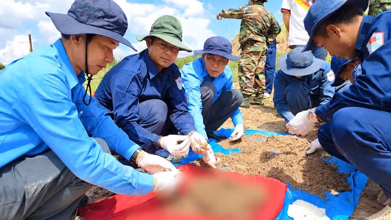 Đội K92 (Bộ Chỉ huy Quân sự tỉnh An Giang) tiếp tục tìm kiếm, quy tập được 5 bộ hài cốt liệt sĩ tại tỉnh Kép (Vương quốc Campuchia). (Ảnh: PHƯƠNG VŨ)