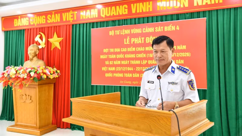 Đại tá Nguyễn Thái Dương, Phó Chính ủy Bộ Tư lệnh Vùng Cảnh sát biển 4 phát động thi đua. (Ảnh: Bộ Tư lệnh Vùng Cảnh sát biển 4 cung cấp)