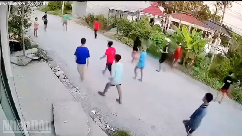 Camera nhà dân ghi hình ảnh học viên cai nghiện bỏ trốn. 