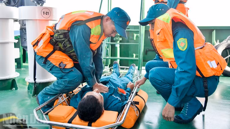 Cán bộ, chiến sĩ Hải đội dân quân thường trực tỉnh An Giang tham gia nội dung thi cứu hộ, cứu nạn trên biển.