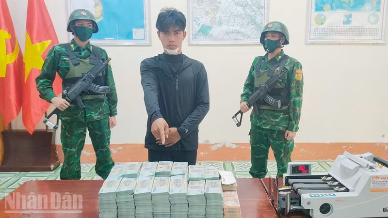 Đối tượng Nguyễn Văn Châu và tang vật.