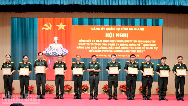 Đại tá Nguyễn Văn Hiền, Phó Chỉ huy trưởng kiêm Tham mưu trưởng Bộ Chỉ huy quân sự tỉnh An Giang trao thưởng cho các tập thể và cá nhân có thành tích tốt trong tổng kết 10 năm thực hiện Nghị quyết số 984-NQ/QUTW.