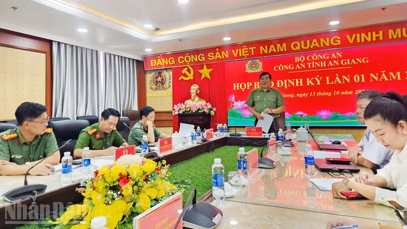 Quang cảnh buổi họp báo. (Ảnh: QUỐC TRINH)