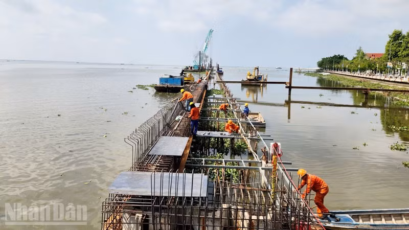Công nhân thi công công trình lấn biển ở phường Rạch Giá.