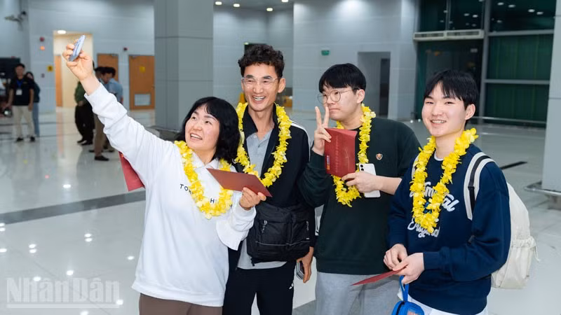 Du khách đến Phú Quốc. (Ảnh: QUỐC TRINH)