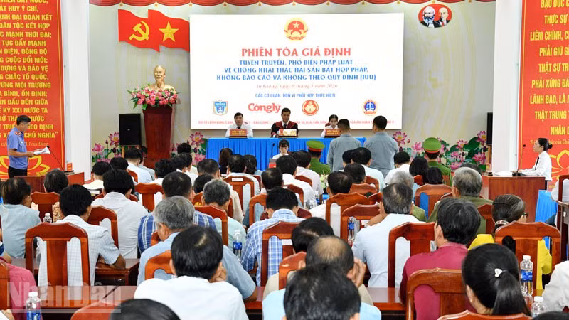 Quang cảnh “Phiên tòa giả định”.