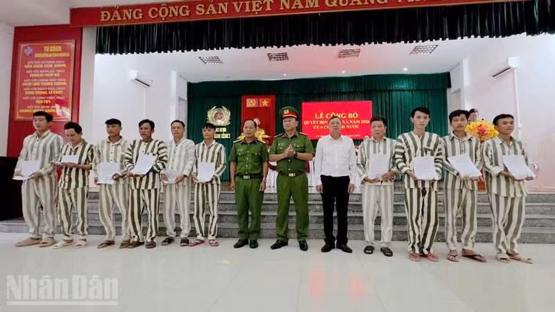 Lãnh đạo Trại giam Kênh 7 và Tòa án nhân dân tỉnh An Giang trao Quyết định đặc xá của Chủ tịch nước cho phạm nhân.
