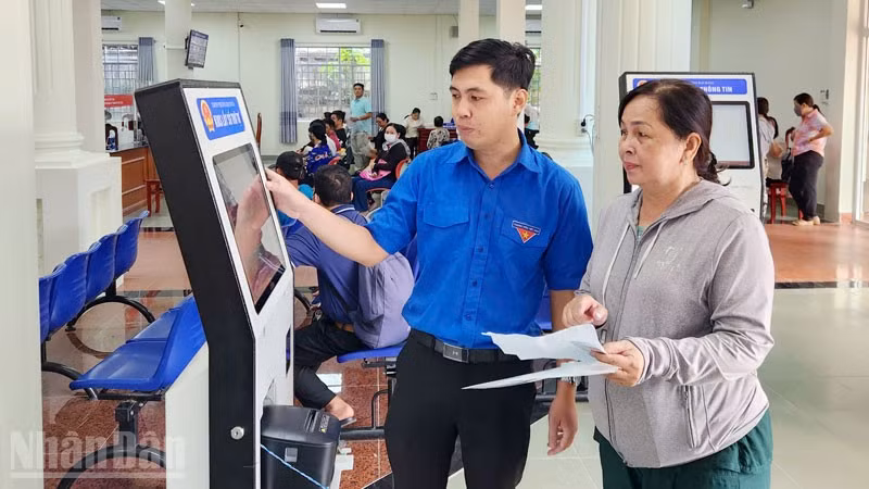 Viên chức Trung tâm phục vụ hành chính công phường Rạch Giá hướng dẫn người dân thực hiện thủ tục hành chính.
